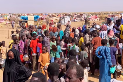 Sudan, bambini in fila per ricevere gli aiuti umanitari