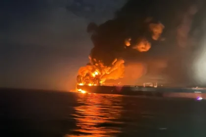 petroliera russa in fiamme colpita da droni marini nella guerra contro le infrastrutture energetiche russe