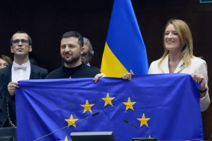 Zelensky con bandiera unione europea insieme a Roberta Metzola