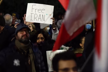 rivolte in Iran manifestanti mostrano cartello con scritto free iran
