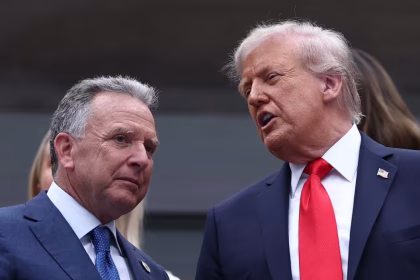 Trump e Witkoff parlano tra di loro mentre fanno finte promesse agli iraniani