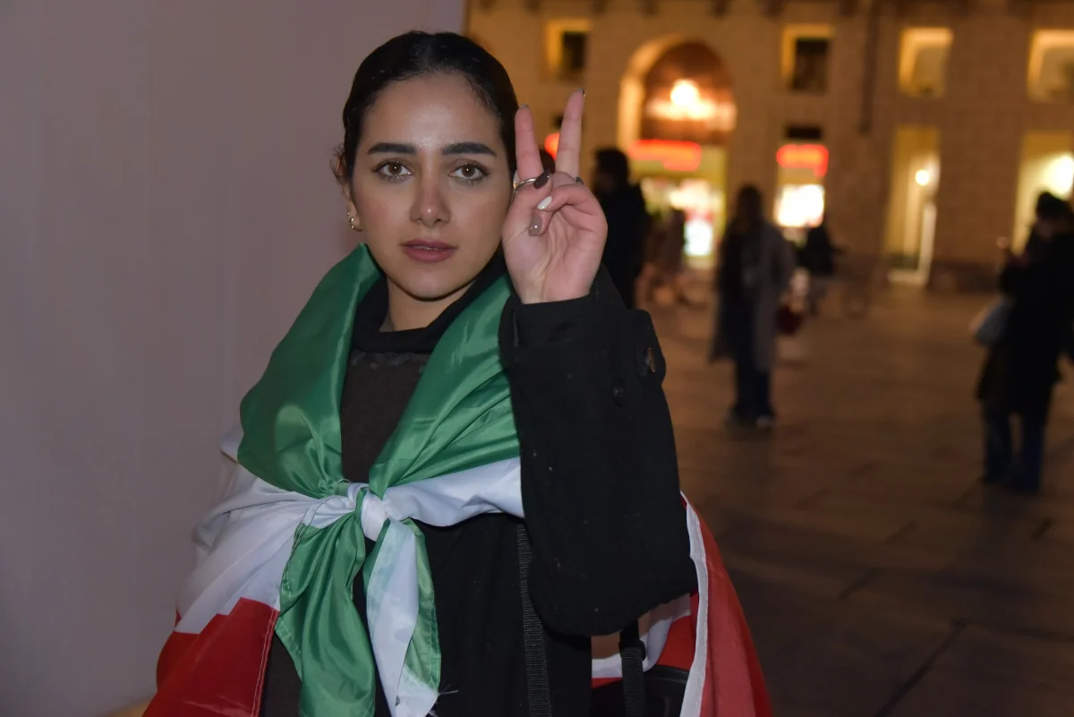 guerra in Iran, ragazza iraniana fa il gesto della vittoria