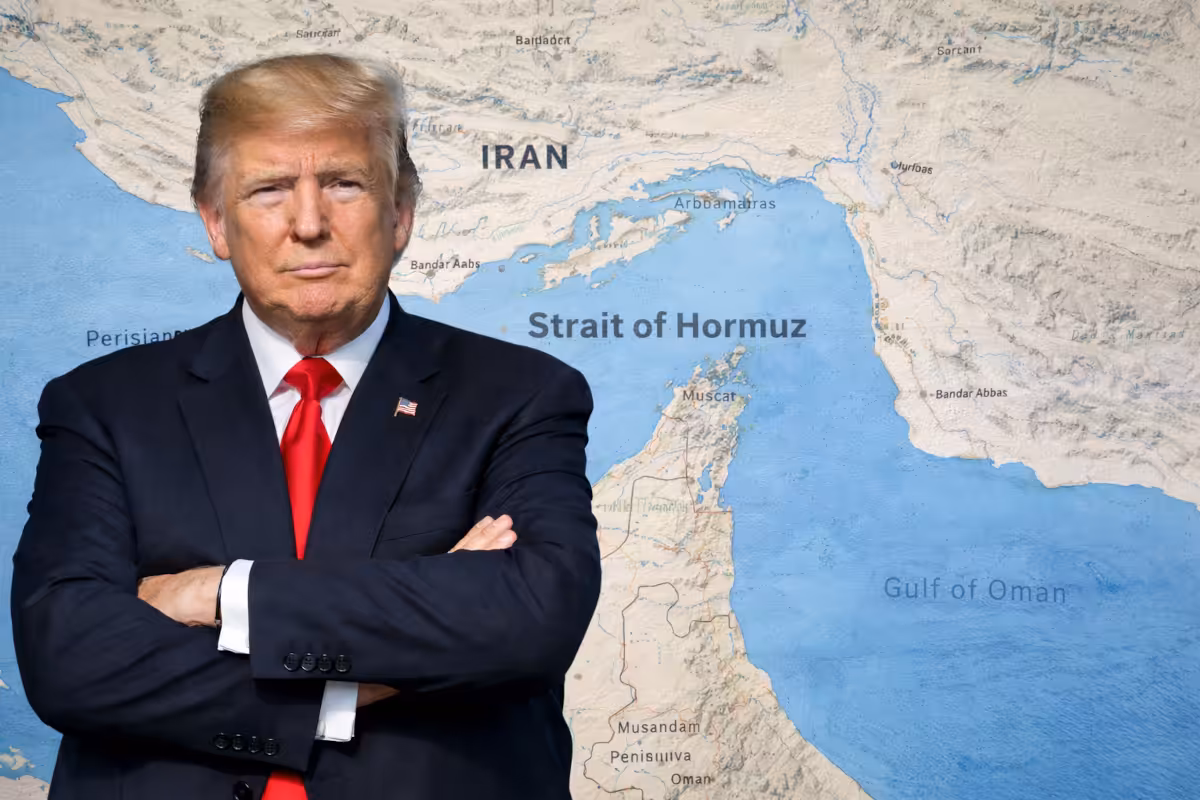 guerra con l'Iran, trump con sullo sfondo lo stretto di hormuz