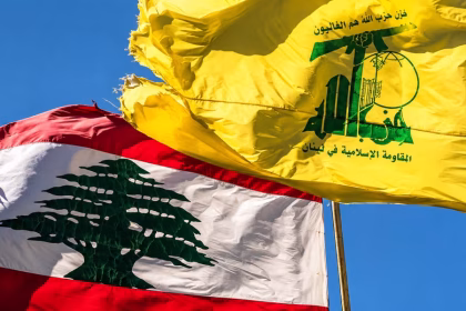 bandiere del Libano e di Hezbollah dimostrano la loro cooperazione