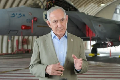 Netanyahu parla dalla base aerea di Tel Nof.