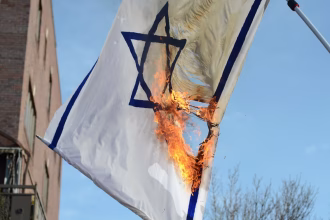 bandiera di israele in fiamme